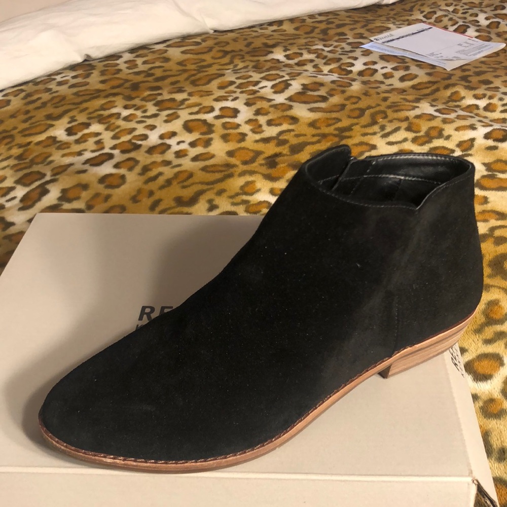 Reaction Kenneth Cole black shed booties